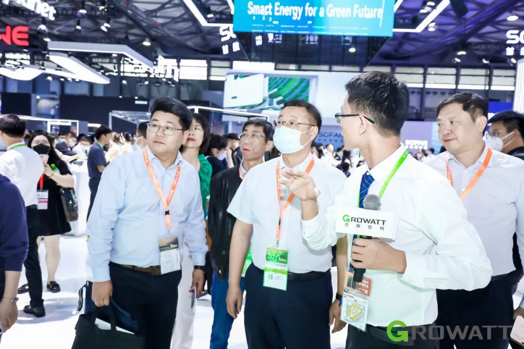 覃明東總經(jīng)理一行參觀了古瑞瓦特展臺(tái)