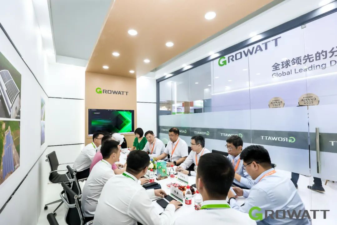 覃明東總經(jīng)理一行參觀了古瑞瓦特展臺(tái) 覃明東總經(jīng)理一行參觀了古瑞瓦特展臺(tái)