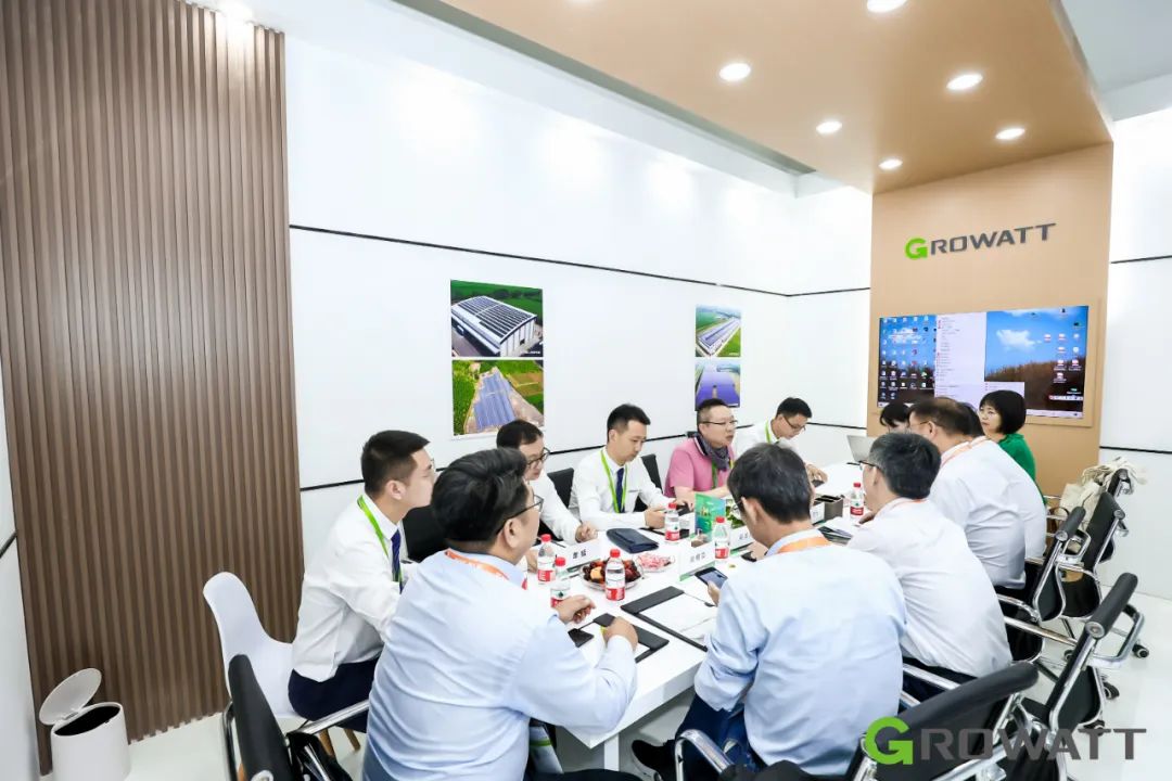 覃明東總經(jīng)理一行參觀了古瑞瓦特上海展臺(tái) 覃明東總經(jīng)理一行參觀了古瑞瓦特上海展臺(tái)